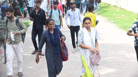 Candidates were seen discussing as they leave the exam hall after attempting Bihar Police Constable Exam in Patna.(Santosh Kumar)