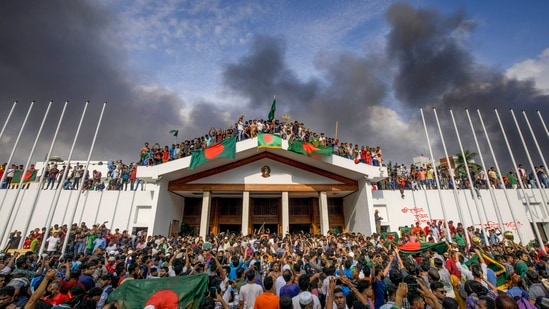 People gather around the residence of Bangladeshi prime minister in Dhaka(HT_PRINT)