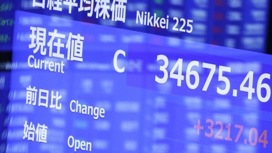 An electric stock board displays the closing price of the Nikkei 225 Stock Average at the Tokyo Stock Exchange (TSE) in Tokyo, Japan.(Bloomberg)