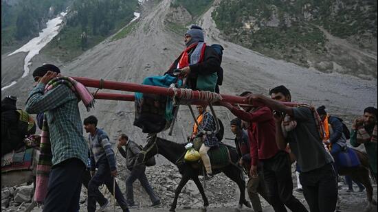 Pilgrims en-route to the cave shrine during the Amarnath Yatra. (Waseem Andrabi/HT)