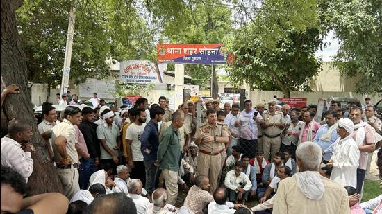 Relatives and neighbours of the deceased hold a demonstration outside the Sohna police station. (Parveen Kumar/HT Photo) Relatives and neighbours of the deceased hold a demonstration outside the Sohna police station. (Parveen Kumar/HT Photo)