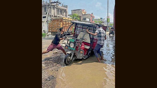 Sewerage water accumulated at Rahon road in Ludhiana on Wednesday, August 07, 2024. (HT Photo)