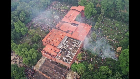 TOPSHOT - An aerial view shows anti-government protestors storming Bangladesh's ousted Prime Minister Sheikh Hasina's palace in Dhaka on August 5, 2024. (Photo by Parvez AHMAD RONY / AFP) (AFP)