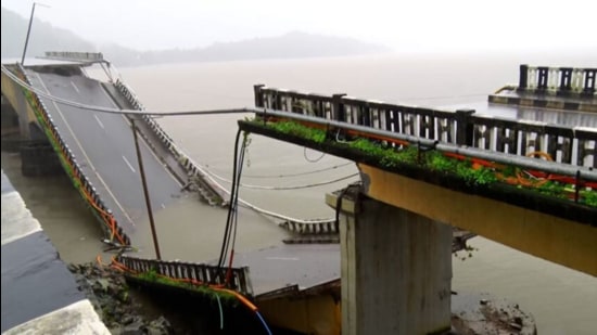 The bridge across the Kali River in Karwar collapsed around 2 am. (Sourced)