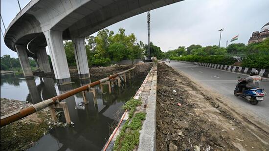 The recommendations, submitted on August 5, suggest a bathymetric survey to be carried out for Barapullah and its supplementary drains. (Sanchit Khanna/HT Photo) The recommendations, submitted on August 5, suggest a bathymetric survey to be carried out for Barapullah and its supplementary drains. (Sanchit Khanna/HT Photo)