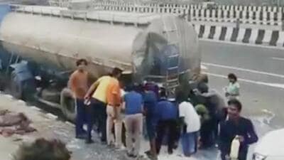 A video of people flocking to the milk tanker and filling up buckets, bottles and cans with milk was widely shared on social media on Tuesday. It showed people opened the outlet valve on the rear of the tank and filling milk in whatever containers they had with them (HT Photo)