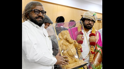 Andhra Pradesh deputy chief minister and forest minister Pawan Kalyan being felicitated by Karnataka forest minister Eshwar Khandre during the International Human Elephant Conflict Management Conference, in Bengaluru on Thursday. (ANI) Andhra Pradesh deputy chief minister and forest minister Pawan Kalyan being felicitated by Karnataka forest minister Eshwar Khandre during the International Human Elephant Conflict Management Conference, in Bengaluru on Thursday. (ANI)