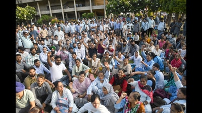 Contractual workers staging a protest at PGIMER Campus in Chandigarh on Thursday. (Ravi Kumar/HT) Contractual workers staging a protest at PGIMER Campus in Chandigarh on Thursday. (Ravi Kumar/HT)