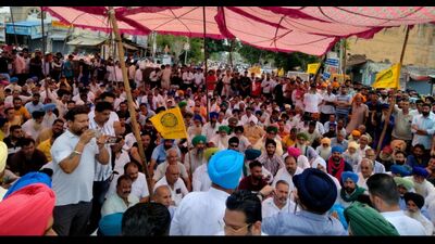 Farmer unions, villagers and representatives of several political parties blocked the Jalandhar-Pathankot national highway for over two hours demanding cancellation of the proposed construction of a bio-CNG plant at the Bhogpur sugar mill on Thursday. (HT Photo) Farmer unions, villagers and representatives of several political parties blocked the Jalandhar-Pathankot national highway for over two hours demanding cancellation of the proposed construction of a bio-CNG plant at the Bhogpur sugar mill on Thursday. (HT Photo)