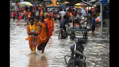 Locals wading through rising river water in low-lying areas of Prayagraj on Thursday (HT Photo) Locals wading through rising river water in low-lying areas of Prayagraj on Thursday (HT Photo)