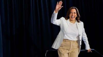 U.S. Vice President and Democratic presidential candidate Kamala Harris waves at the stage during a campaign rally with her newly-chosen vice presidential running mate, REUTERS/Elizabeth Frantz (REUTERS)