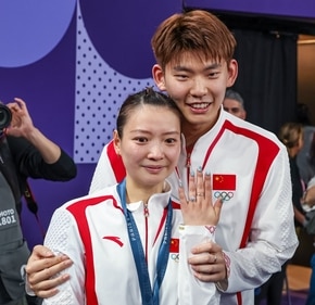 Liu Yuchen proposed to his girlfriend Huang Ya Qiong, after she secured a gold medal in the mixed doubles final