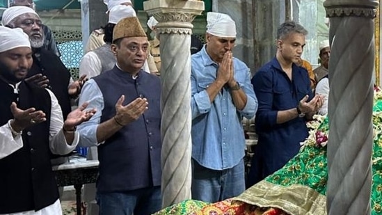Akshay Kumar at Haji Ali Dargah Akshay Kumar at Haji Ali Dargah