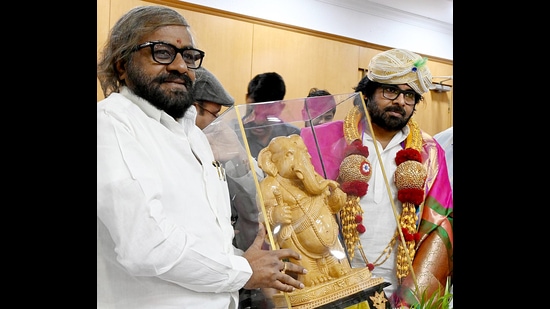 Andhra Pradesh deputy chief minister and forest minister Pawan Kalyan being felicitated by Karnataka forest minister Eshwar Khandre during the International Human Elephant Conflict Management Conference, in Bengaluru on Thursday. (ANI) Andhra Pradesh deputy chief minister and forest minister Pawan Kalyan being felicitated by Karnataka forest minister Eshwar Khandre during the International Human Elephant Conflict Management Conference, in Bengaluru on Thursday. (ANI)