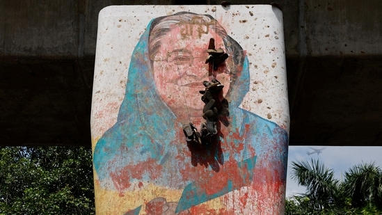 Uma imagem mostra um mural da primeira-ministra de Bangladesh, Sheikh Hasina, destruído por manifestantes em Dhaka, um dia depois de ela renunciar.  (foto de arquivo da Reuters)