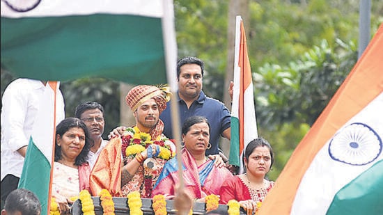 Paris Olympics 2024 bronze medallist Indian shooter Swapnil Kusale accorded a hero’s welcome upon his arrival in Pune on Thursday. (MAHENDRA KOLHE/HT)