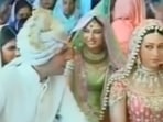 Kareena Kapoor looks quite cute in this video from her sister Karisma Kapoor's wedding. Kareena Kapoor looks quite cute in this video from her sister Karisma Kapoor's wedding.