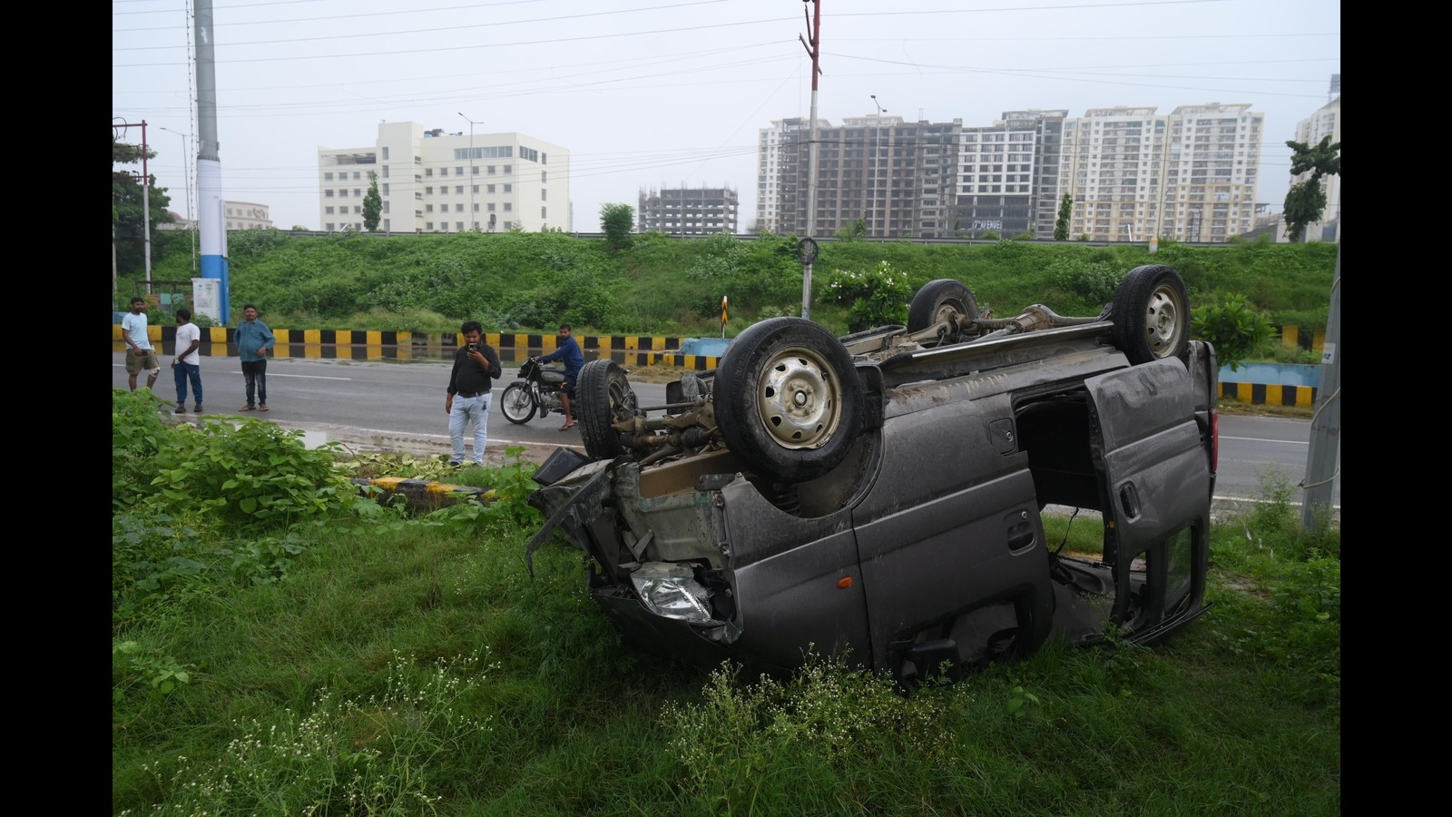 6 students injured as van hits divider in Lucknow; one critical