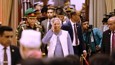 Nobel laureate Muhammad Yunus salutes to the attendees upon arrival at the Bangabhaban to take oath as the head of the interim government, in Dhaka, Bangladesh, August 8, 2024. REUTERS/Mohammad Ponir Hossain (REUTERS)