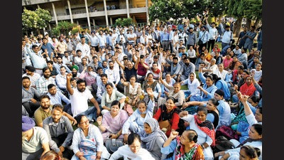 Following a meeting with the district administration and police on Friday evening, the protesting workers called off their strike planned on Saturday. (Ravi Kumar/HT) Following a meeting with the district administration and police on Friday evening, the protesting workers called off their strike planned on Saturday. (Ravi Kumar/HT)
