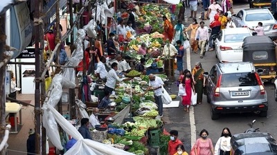 Mumbai, India - September 01, 2021: Hawkers sell fruits and vegetables by encroaching the road leading to traffic congestion and difficulty in walking at Vile Parle Market, in Mumbai, India, on Wednesday, September 01, 2021. (Photo by Vijay Bate/HT Photo) (HT PHOTO) Mumbai, India - September 01, 2021: Hawkers sell fruits and vegetables by encroaching the road leading to traffic congestion and difficulty in walking at Vile Parle Market, in Mumbai, India, on Wednesday, September 01, 2021. (Photo by Vijay Bate/HT Photo) (HT PHOTO)