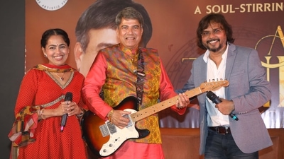 (L to R) Padma Wadkar, Suresh Wadkar and anchor Kumarr