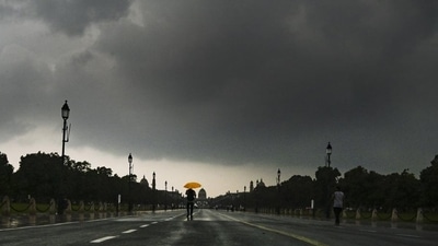 People caught in the rain at Kartavya Path, in New Delhi on Friday. (RAJ K RAJ /HT PHOTO) People caught in the rain at Kartavya Path, in New Delhi on Friday. (RAJ K RAJ /HT PHOTO)