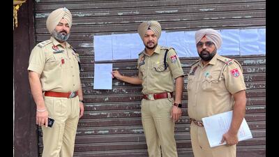 Police officials seizing the property of drug peddling accused in Ludhiana on Friday. (HT Photo)