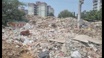 Since 2022, the C&D waste management process in Gurugram has collapsed, with illegal dumping now rampant across the city. (HT PHOTO) Since 2022, the C&D waste management process in Gurugram has collapsed, with illegal dumping now rampant across the city. (HT PHOTO)