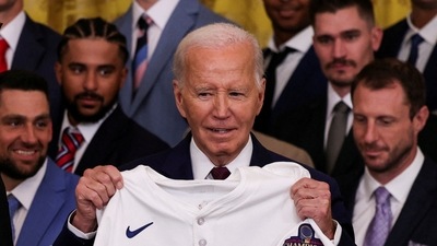 U.S. President Joe Biden receives an honorary jersey from Texas Rangers Manager Bruce Bochy (not pictured) as he welcomes the 2023 World Series champion Texas Rangers in the East Room at the White House in Washington, U.S., August 8, 2024. REUTERS/Umit Bektas     TPX IMAGES OF THE DAY (REUTERS)