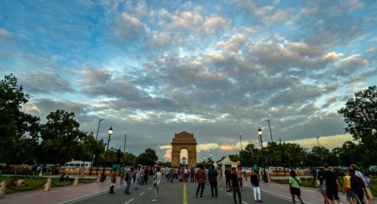 Delhiites flock to India Gate as the city breathes in its cleanest air of 2024.(Photo: RAJ K RAJ/HT)