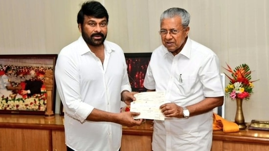 Chiranjeevi handed over <span class='webrupee'>?</span>1 crore to Kerala Chief Minister Pinarayi Vijayan.