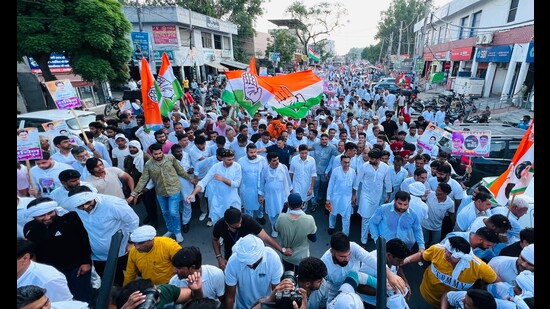 Congress’ Rohtak MP Deepender Hooda during ‘Haryana Maange Hisaab’ campaign in Karnal’s Indri assembly constituency on Friday. (HT Photo)