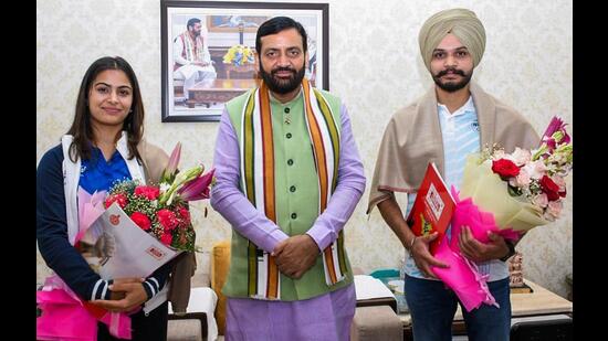 Haryana chief minister Nayab Singh Saini with Paris Olympics bronze medallists Manu Bhaker and Sarabjot Singh at his residence in Chandigarh on Friday. (HT Photo)