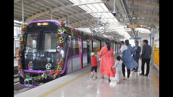 Maha-Metro had distributed the first 10,000 cards for free on first come, first served basis at all its stations after its launch. (HT PHOTO)