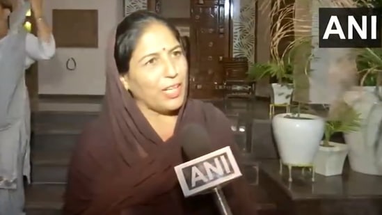 The image shows Neeraj Chopra’s mother, Saroj Devi, sharing her opinions on her son and Pakistan’s Arshad Nadeem. (X/@ani)