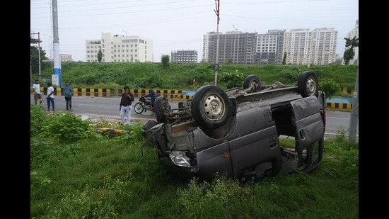 The van that overturned after hitting a divider at Shaheed Path. (Deepak Gupta/HT Photo)