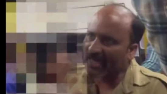 Bengaluru bus conductor assaults passenger for asking <span class='webrupee'>?</span>5 change, suspended. Video