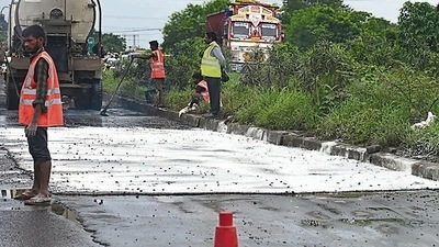 Bills worth around ₹21,000 crores of contractors carrying out work related to roads, bridges, government buildings etc are pending (Hindustan Times) Bills worth around ₹21,000 crores of contractors carrying out work related to roads, bridges, government buildings etc are pending (Hindustan Times)