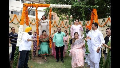 Chandigarh mayor Kuldeep Kumar inaugurated the municipal corporation’s (MC) two-day zero waste Teej Mahotsav event on Saturday. (HT Photo) Chandigarh mayor Kuldeep Kumar inaugurated the municipal corporation’s (MC) two-day zero waste Teej Mahotsav event on Saturday. (HT Photo)