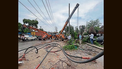DHBVN employees repairing an electric pole damaged due to a truck collision on Sector-10A road in Gurugram on Saturday. (Parveen Kumar/HT PHOTO) DHBVN employees repairing an electric pole damaged due to a truck collision on Sector-10A road in Gurugram on Saturday. (Parveen Kumar/HT PHOTO)