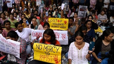 Junior doctors, PGT doctors, house staff, interns, and other medical professionals start indefinite cease work protest by lighting mobile torch over the alleged rape and murder of a trainee doctor at R G Kar Medical College & Hospital in Kolkata, India, on Saturday, August 10, 2024. (Photo by Samir Jana/ Hindustan Times)