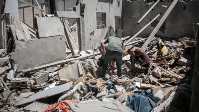 Palestinians inspect the damage at the site of an Israeli strike (Photographer: Ahmad Salem/Bloomberg) (Bloomberg) Palestinians inspect the damage at the site of an Israeli strike (Photographer: Ahmad Salem/Bloomberg) (Bloomberg)