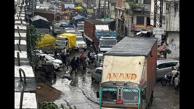 Road repairing work on flooded Transport Nagar road sparks traffic chaos in Ludhiana. (Manish/Hindustan Times) Road repairing work on flooded Transport Nagar road sparks traffic chaos in Ludhiana. (Manish/Hindustan Times)