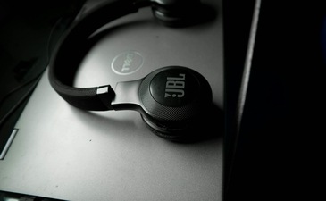 Experience wireless freedom and superior sound with JBL wireless headphones. (Pexels)