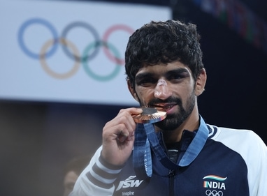 Bronze medallist Aman Sehrawat circumvented Vinesh Phogat's fate by following an intense workout regime without any sleep to lose 4.5 kilos (REUTERS)