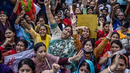 बांग्लादेशी हिंदू समुदाय के सदस्यों को ढाका में एक प्रमुख चौराहे को अवरुद्ध करते हुए नारे लगाते देखा गया: "हम कौन हैं, बंगाली बंगाली" और हिंदुओं के खिलाफ हिंसा रोकने की मांग करते हुए तख्तियां लेकर प्रदर्शन कर रहे थे। (एएफपी)