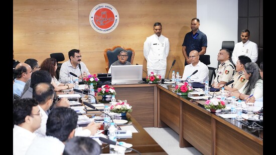 During his visit to the Chandigarh secretariat, the administrator received a brief introduction to all officers and their responsibilities. (HT Photo)