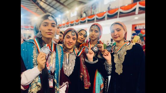 In a historic feat, 10,000 young women from Baramulla performed the largest Kashmiri folk dance at the “Kashur Riwaaj” cultural festival. (HT photo)