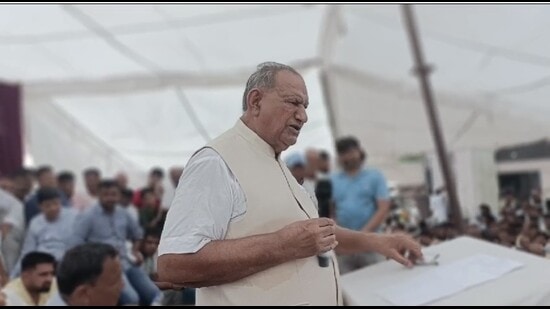 Rebel Jannayak Janata Party MLA from Narnaund Ram Kumar Gautam addressing his workers in Hisar’s Narnaund on Saturday. (HT Photo)